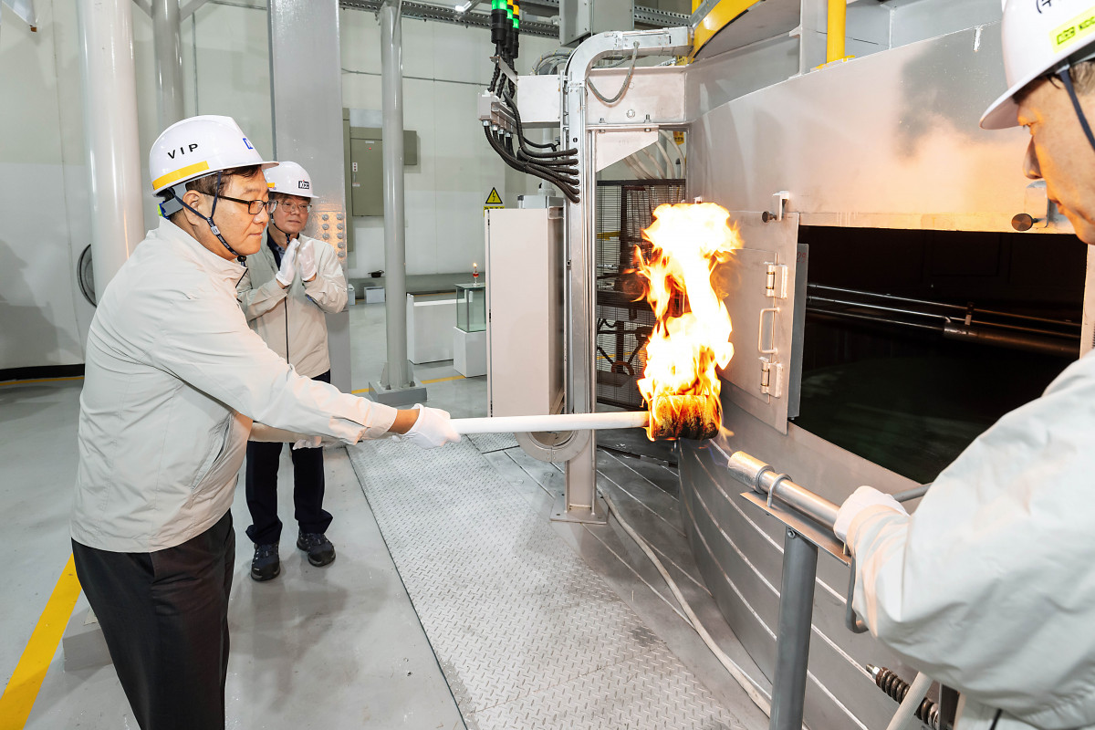 ▲정몽진 KCC 회장이 31일 김천공장 그라스울 2호기의 가동을 알리는 불씨를 들고 있다. (사진제공=KCC)