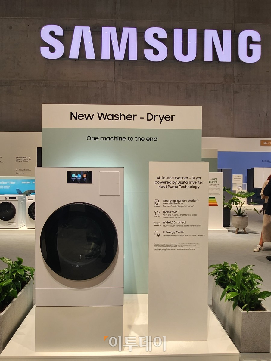 ▲세탁기 한대로 건조까지 가능한이외에도 삼성전자의 대표 제품인 '비스포크 그랑데 AI 세탁기·건조기'. 신제품은 25kg 용량의 세탁기와 13kg 용량 건조기가 한 대로 합쳐진 제품으로, 세탁 후 빨래를 건조기로 옮기지 않아도 돼 편리하게 사용할 수 있다. 공간 활용도가 뛰어나 좁은 세탁실에서도 설치 할 수 있다. 유진의 jinny0536@