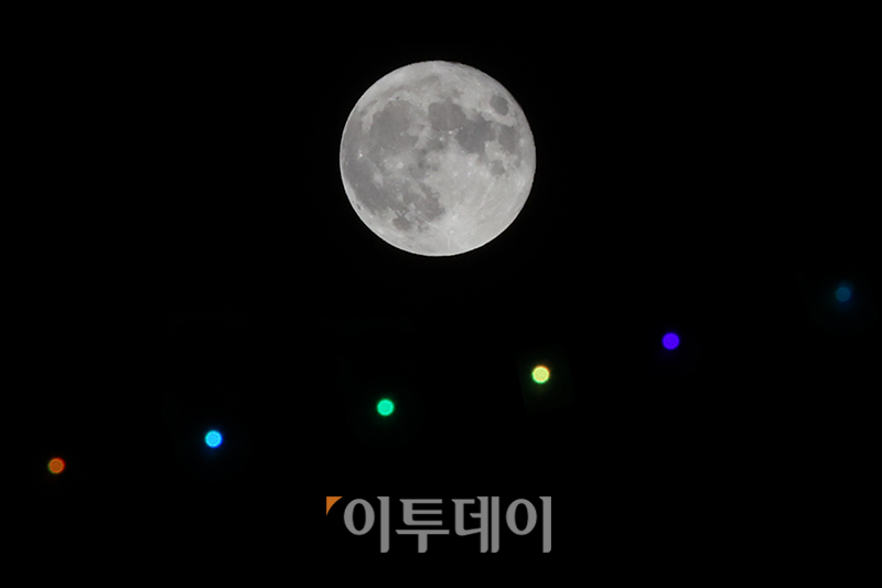 ▲31일 경기도 김포 도심에 슈퍼 블루문이 떠 있다. 슈퍼문은 달이 지구에 가장 가까운 지점인 근지점에 위치할 때 뜨는 보름달, 블루문은 한 달에 두 번째 뜨는 보름달을 뜻한다. 슈퍼문과 블루문이 동시에 뜨는 경우는 드문 현상으로 가장 최근에는 2018년 1월 31일에 보였으며 다음은 14년 후인 2037년 1월 31일이다. 고이란 기자 photoeran@