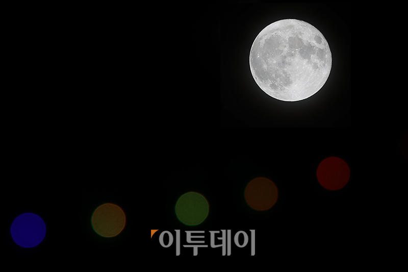 ▲31일 경기도 김포 도심에 슈퍼 블루문이 떠 있다. 슈퍼문은 달이 지구에 가장 가까운 지점인 근지점에 위치할 때 뜨는 보름달, 블루문은 한 달에 두 번째 뜨는 보름달을 뜻한다. 슈퍼문과 블루문이 동시에 뜨는 경우는 드문 현상으로 가장 최근에는 2018년 1월 31일에 보였으며 다음은 14년 후인 2037년 1월 31일이다. 고이란 기자 photoeran@
