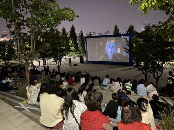 ▲ 지난해 야외에서 '한강물빛영화관'을 즐기고 있는 시민들의 모습. (자료 제공 = 서울시)