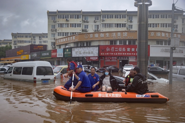 ▲중국 베이징에서 1일 구조대원들이 시민을 태우고 물에 잠긴 거리를 빠져나가고 있다. 베이징은 제5호 태풍 독수리로 인해 사흘간 폭우가 쏟아지면서 최소 11명이 숨지고 27명이 실종했다. 또 12만7000명 이상이 대피했다. 이는 77명이 사망한 2012년 이후 베이징에서 발생한 11년 만에 가장 큰 홍수 피해다. 베이징/로이터연합뉴스
