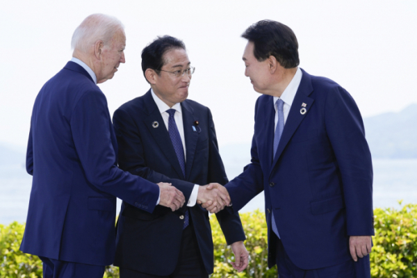 ▲윤석열 대통령(맨 오른쪽)이 5월 21일(현지시간) 일본 히로시마에서 열리는 주요 7개국(G7) 정상회의에서 기시다 후미오 일본 총리와 악수하는 가운데 조 바이든 미국 대통령이 이를 바라보고 있다. 히로시마(일본)/AP뉴시스