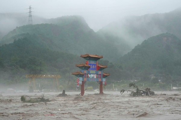 ▲1일 중국 베이징 외곽의 샤오펑산 지역에서 침수 피해가 발생했다. (AP/뉴시스)
