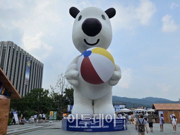 ▲1일 오후 서울 종로구 광화문광장 흰디랜드에 15m 높이의 흰디 조형물이 설치돼 있다.  (문현호 기자 m2h@)