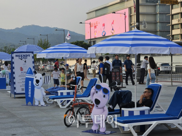 ▲1일 오후 서울 종로구 광화문광장 흰디랜드에 마련된 썬베드에서 시민들이 휴식을 취하고 있다.  (문현호 기자 m2h@)
