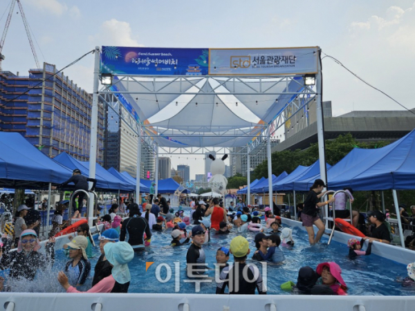 ▲1일 오후 서울 종로구 광화문광장에 조성된 서울썸머비치 물놀이터에서 아이들과 시민들이 물놀이를 즐기고 있다.  (문현호 기자 m2h@)