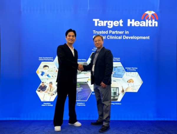 ▲케어스퀘어의 임종혁 부대표(왼쪽)와 Target Health의 최준혁 대표가 계약 체결을 한 뒤 사진 촬영을 하고 있다. (제공=케어스퀘어)