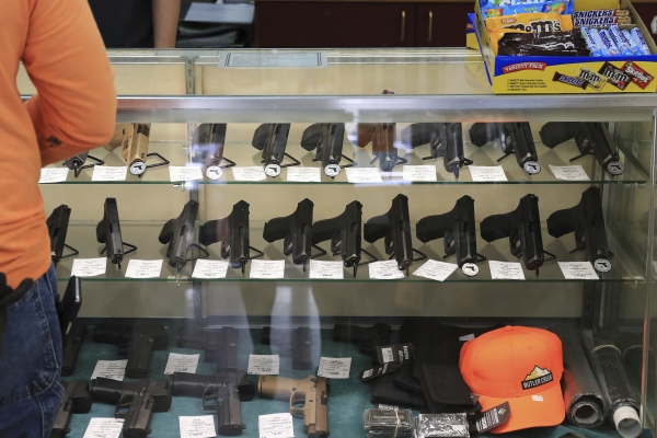 ▲하와이 호놀룰루 총기가게에 권총이 전시돼 있다. 호놀룰루(하와이)/AP연합뉴스
