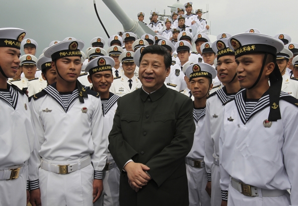 ▲시진핑 중국 국가주석이 2012년 12월 8일 인민군 해군 병사들과 대화하고 있다. 광저우(중국)/AP뉴시스

