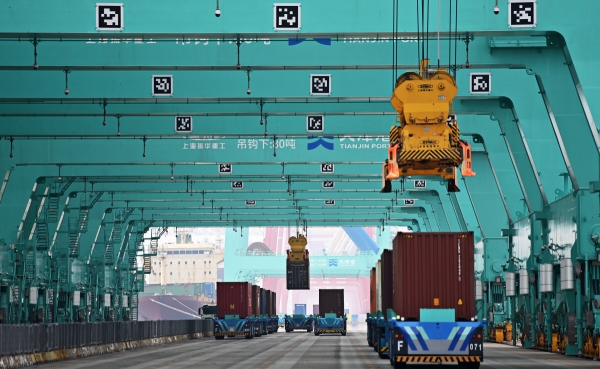 ▲중국 톈진항에서 7일 로봇 차량들이 컨테이너를 옮기고 있다. 톈진(중국)/신화뉴시스
