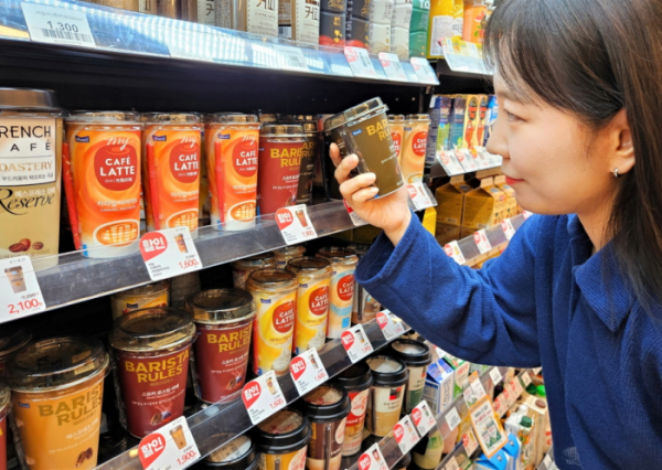 ▲서울 성동구에 위치한 이마트24 매장에서 고객이 컵커피 할인행사 상품을 살펴보고 있다. (사진제공=이마트24)
