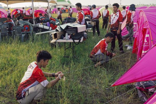 ▲2023 새만금 세계스카우트잼버리 개막식이 열린 지난 1일 스카우트대원들이 영지 내 서브캠프에 텐트를 설치하고 있다. (연합뉴스)