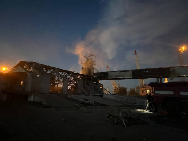 ▲2일(현지시간) 러시아 공습으로 우크라이나 다뉴브강 항구 인근 건물이 파손돼 있다. 이즈마일(우크라이나)/AFP연합뉴스
