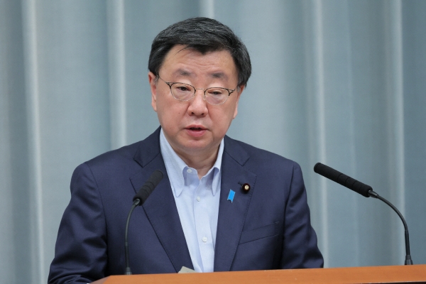▲마쓰노 히로카즈 관방장관이 지난달 12일 도쿄 총리 집무실에서 기자회견을 하고 있다. 도쿄/AFP연합뉴스

