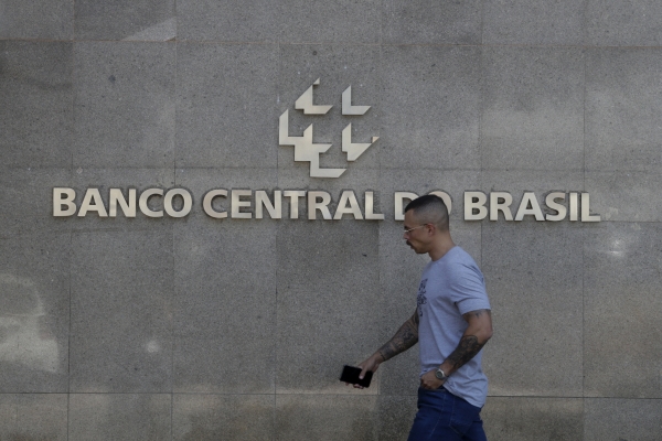 ▲브라질 브라질리아에 있는 브라질 중앙은행 건물 앞을 한 남성이 지나가고 있다. 브라질리아/신화뉴시스
