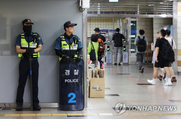 ▲= 4일 오전 경기도 성남시 분당구 서현역 주변에 경찰이 배치돼 있다.지난 3일 경기도 성남시 분당구 서현역과 연결된 백화점에서 시민들을 대상으로 한 '묻지마 흉기 난동' 사건이 발생해 시민 14명이 다쳤다.  (연합뉴스)