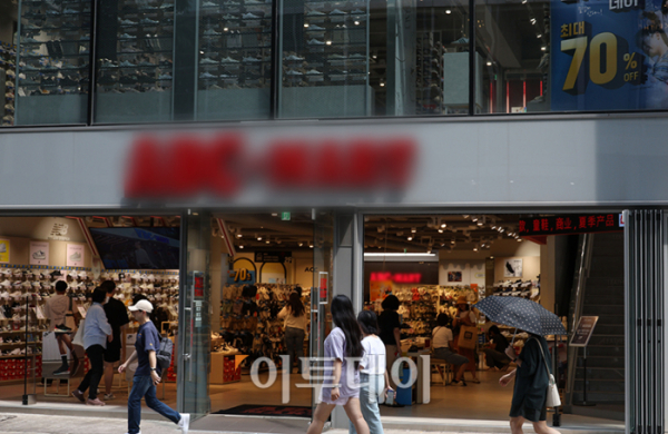 ▲이달 4일 서울 명동거리에 상점들이 개문냉방을 하고 있다. 한국에너지공단에 따르면 문을 연 채 냉방을 하면 문을 닫았을 때보다 전기요금이 33% 증가할 수 있다. (고이란 기자 photoeran@)