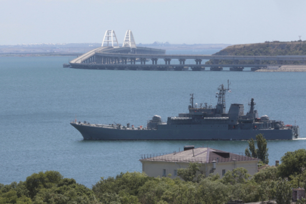 ▲러시아 군 상륙함이 7월 17일(현지시간) 크림반도 인근에서 항해하고 있다. 크림반도/AP연합뉴스