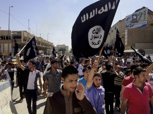 ▲2014년 6월16일 이라크 모술에서 이슬람 극단주의 조직 이슬람국가(IS) 지지자들이 구호를 외치며 시위하고 있다. 모술(이라크)/AP뉴시스

