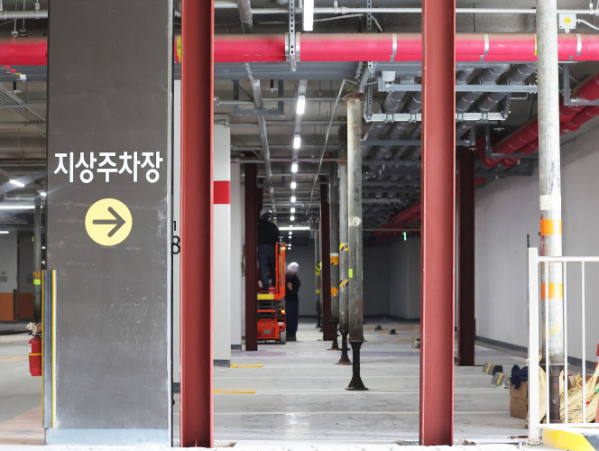 ▲경기 오산시 한 LH 아파트에서 3일 지하주차장 기둥 보강 작업이 진행되고 있다. (연합뉴스)