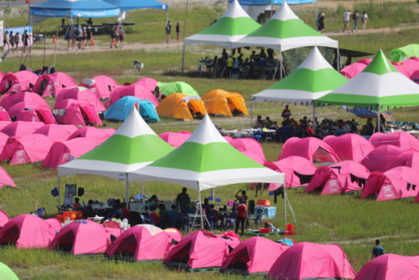 ▲2023 새만금 세계스카우트잼버리 참가자들이 4일 전북 부안군 잼벼리 야영장 내 텐트 그늘에 모여있다. (연합뉴스)