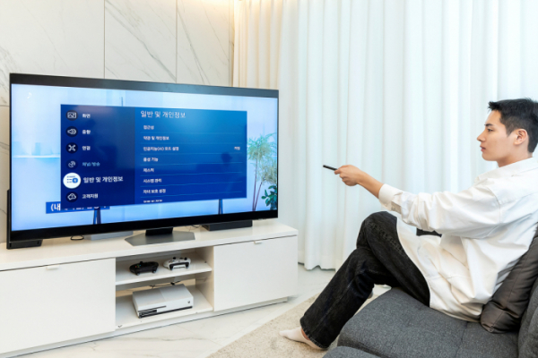 ▲삼성전자 모델이 삼성 TV에 기본 탑재된 접근성 기능을 설정하고 있다. (사진제공=삼성전자)