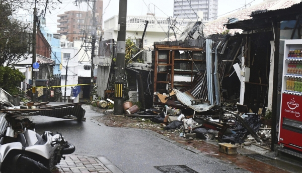 ▲일본 오키나와에서 2일 가게들이 태풍 카눈 상륙에 파손돼 있다. 오키나와(일본)/교도연합뉴스
