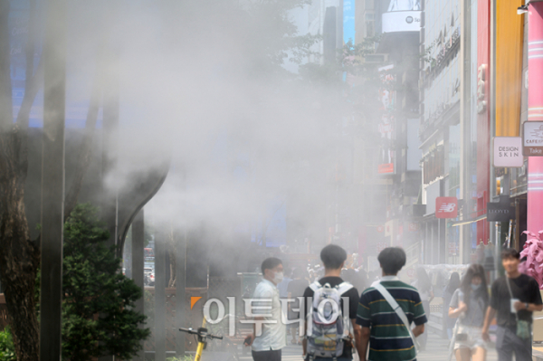 ▲폭염이 장기화 되면서 불볕더위가 기승을 부리는 6일 서울 강남역 인근에 더위를 식혀주는 쿨링포그가 작동되고 있다. (고이란 기자 photoeran@)