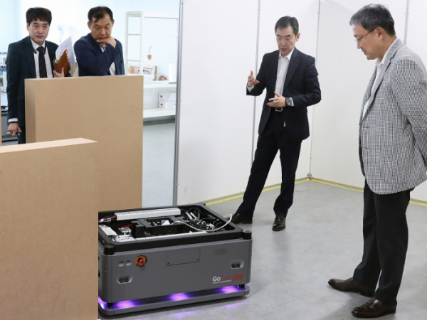 ▲LG유플러스 임장혁 기업신사업그룹장(사진 오른쪽)이 유진로봇의 '고카트250'의 시연 및 설명을 듣고 있는 모습 (사진제공=LG유플러스)