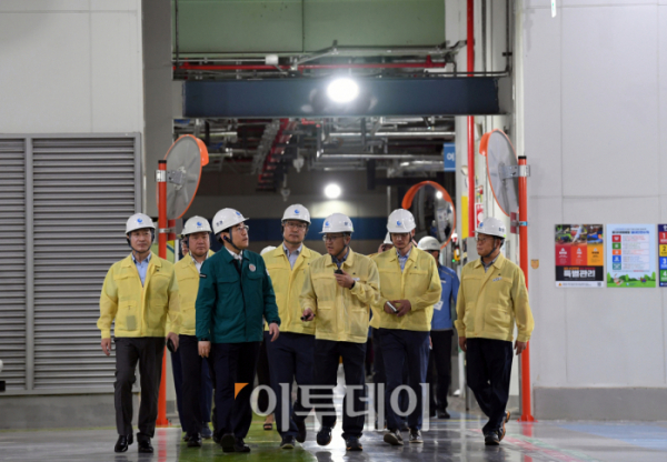 ▲이창양 산업통상자원부 장관이 7일 오전 서울 마포구 한국중부발전 서울발전본부에서 전력수요 피크를 앞두고 하계 전력설비 현장점검을 하고 있다. 조현호 기자 hyunho@