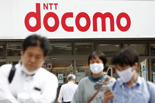 ▲2020년 9월 29일 일본 도쿄의 NTT 도코모 매장 앞을 사람들이 지나가고 있다. 도쿄/AP뉴시스
