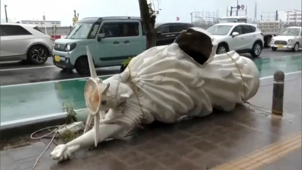 ▲태풍 카눈의 영향으로 일본 오키나와현 나하의 한 거리에 동상이 쓰러져 있다. 출처=AP연합뉴스
