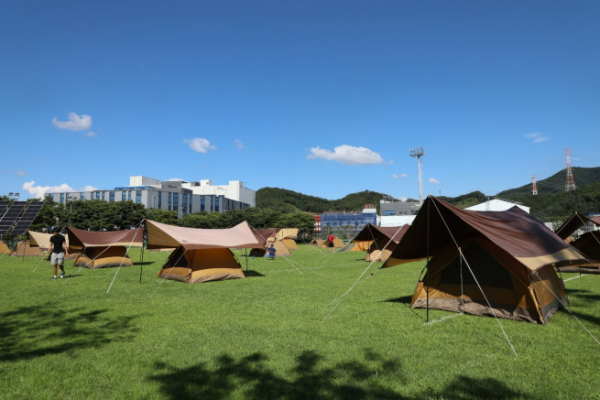 ▲8일 GS건설 직원들이 경기도 용인 엘리시안 러닝센터에서 텐트를 설치하고 있다. (사진제공=GS건설)