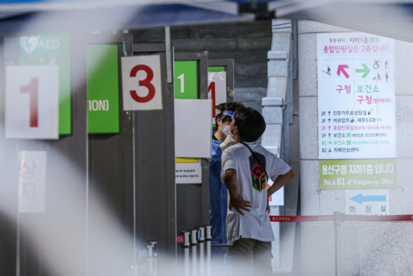 ▲ 7일 오전 서울 용산구보건소에 마련된 선별진료소를 찾은 시민이 검사를 받고 있다. (연합뉴스)