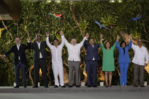 ▲8일 브라질 벨렝에서 열린 아마존 정상회의에서 8개국 정상 및 대표가 포즈를 취하고 있다. 벨렝/EPA연합뉴스
