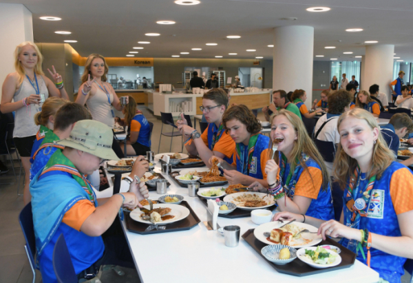▲현대차그룹 인재개발원 마북캠퍼스에 입소한 네덜란드 스카우트 대원들이 9일 점심 식사를 하고 있는 모습. (사진제공=현대자동차그룹)