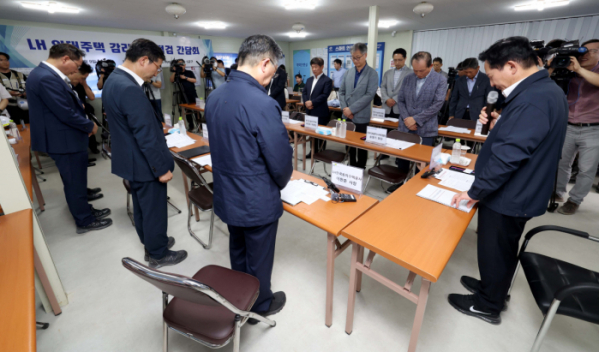 ▲원희룡 국토교통부 장관 등이 9일 경기 화성시 비봉지구 아파트 건설현장에서 열린 한국토지주택공사(LH) 임대주택 건설현장 감리실태 점검 간담회에 앞서 이날 발생한 안성시 근린생활시설 공사현장 붕괴사고와 관련해 묵념하고 있다. 신태현 기자 holjjak@