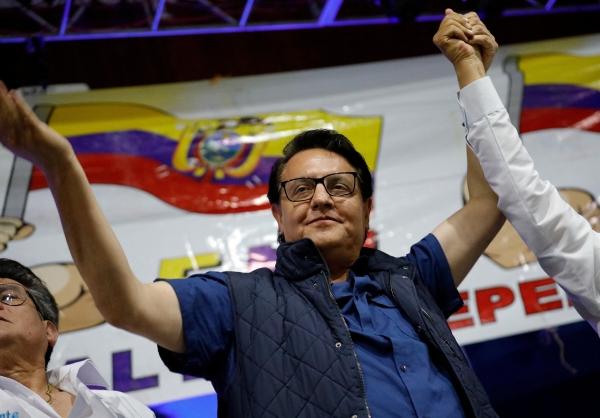 ▲에콰도르 대선 후보 페르난도 비야비센시오가 9일 선거 유세를 하고 있다. 키토/로이터연합뉴스
