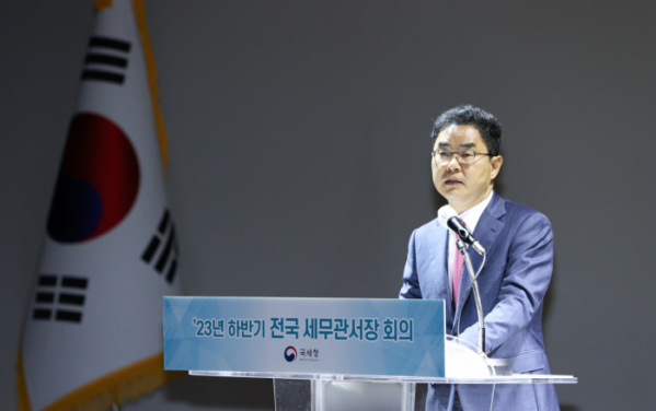 ▲김창기 국세청장이 10일 '2023년 하반기 국세행정 운영방안 및 역점추진 과제'를 주제로 2023년 하반기 전국 세무관서장 회의를 주재했다. (사진제공=국세청)