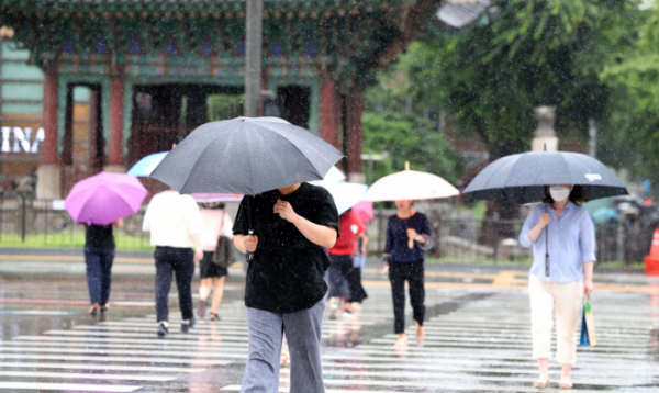 ▲서울 세종로의 한 거리에서 우산을 쓴 시민들이 발걸음을 옮기고 있다. 신태현 기자 holjjak@