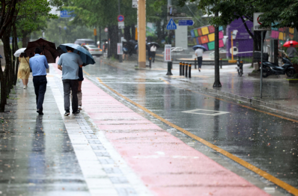 ▲전국이 제6호 태풍 카눈의 영향권에 든 10일 서울 태평로의 한 거리에서 우산을 쓴 시민들이 발걸음을 옮기고 있다. 신태현 기자 holjjak@