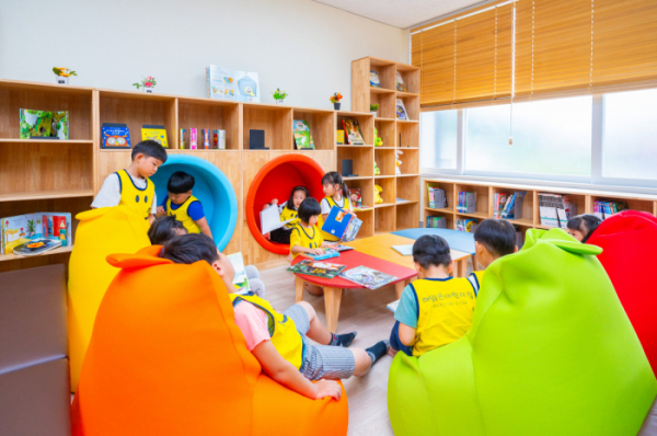 ▲9일 개관한 충남 금산군 남이보석 작은도서관에서 아이들이 책을 보고 있다. (사진제공=KB국민은행)