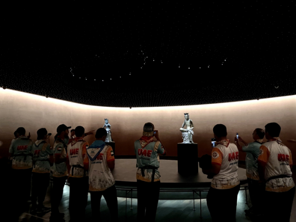 ▲10일 오전 UAE 대원들이 서울 용산구 국립중앙박물관 2층 '사유의 방'을 방문해 '반가사유상'을 보고 있다.