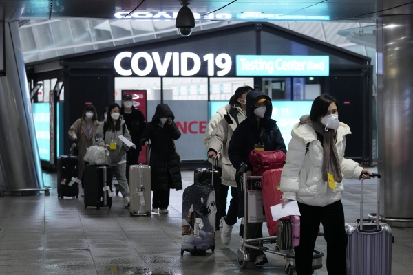 ▲중국인 관광객들이 1월 14일 인천국제공항 검역소를 빠져 나오고 있다. 인천/AP뉴시스
