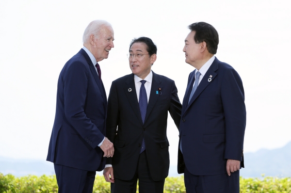 ▲윤석열(오른쪽) 대통령이 2023년 5월 21일 히로시마 G7 정상회의장인 그랜드프린스호텔에서 조 바이든(왼쪽) 미국 대통령, 기시다 후미오(가운데) 일본 총리와 한미일 정상회담을 하고 있다. 히로시마(일본)/뉴시스
