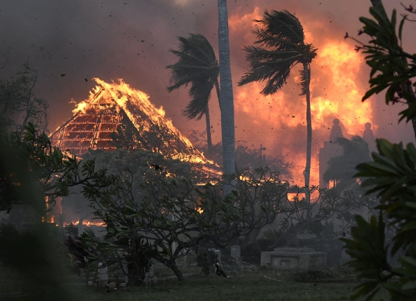 ▲8일(현지시간) 대형 산불이 발생한 미국 하와이주 마우이섬 라하이나에서 교회와 선교회 건물이 불길에 휩싸이고 있다. (AP/연합뉴스)
