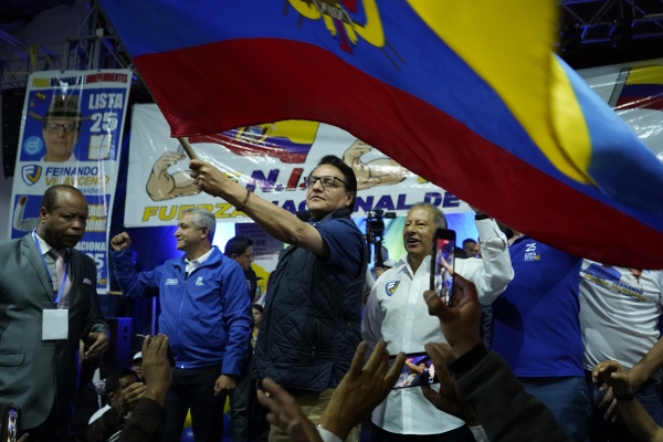 ▲에콰도르 대선에 출마한 페르난도 비야비센시오 후보가 9일(현지시간) 에콰도르 키토에서 선거 유세를 하고 있다. 야당인 ‘건설운동’ 소속 비야비센시오 후보는 이날 수도 키토에 있는 한 체육관에서 선거 유세를 마친 뒤 괴한의 총격을 받고 숨졌다. 키토(에콰도르)/AP연합뉴스
