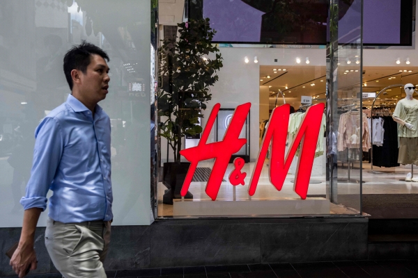 ▲2023년 7월 25일 홍콩 코즈웨이베이의 H&amp;M 매장 앞을 한 남성이 지나가고 있다. 홍콩/AFP연합뉴스
