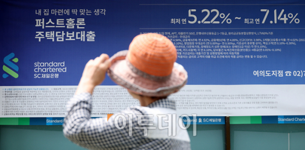 ▲주택담보대출이 8월에만 2조원 이상 불어나는 등 가계대출 급증에 대한 우려가 커지는 가운데 서울 여의도의 한 은행에 주택담보 대출 광고문이 붙어있다. 고이란 기자 photoeran@